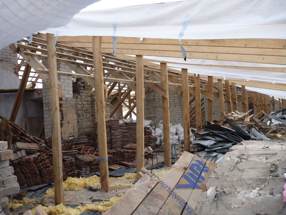 Daugiabučio namo stogo rekonstrukcija (renovacija) Vilniuje, Lietuva.